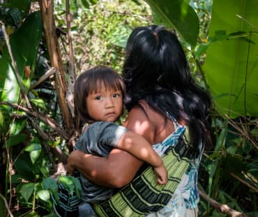 perempuan Kaapor di hutan Amazon di Brasil