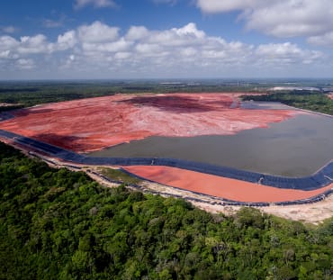 Kilang Bauksit di hutan hujan Amazon