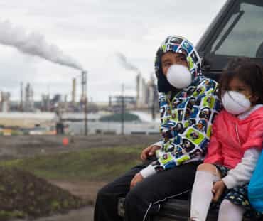 Anak-anak dengan masker di saat “Healing Walk” 2013 menentang pertambangan pasir tar.
