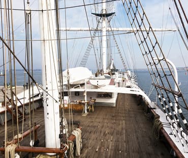 Kapal Gorch Fock dengan kayu tropis