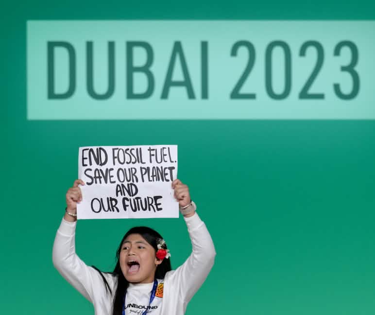 Banyak alasan untuk berdemonstrasi di COP28 Dubai: di sini, menentang bahan bakar fosil. Aksi selama COP 28: Hentikan fossil fuel. Selamatkan bumi kita dan masa depan kita!