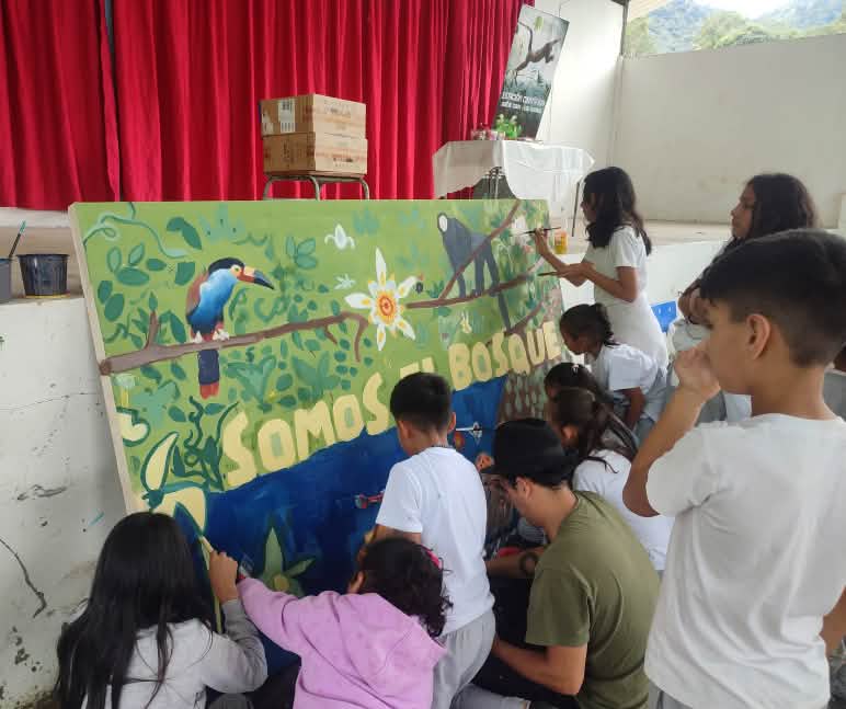 Sekitar sepuluh anak-anak melukis tumbuhan dan hewan di atas kanvas besar.