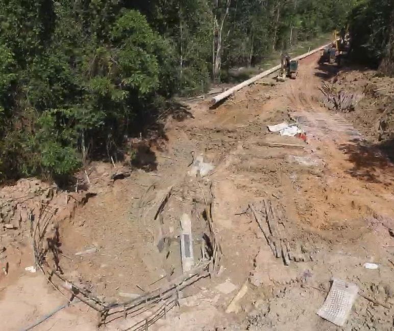 Foto pembangunan saluran pipa bauksit milik perusahaan aluminium Hydro asal Norwegia di hutan hujan di negara bagian Pará (Brasil) Foto pembangunan saluran pipa bauksit di hutan hujan dengan eskavator yang mengaduk-aduk tanah dan meletakkan pipa