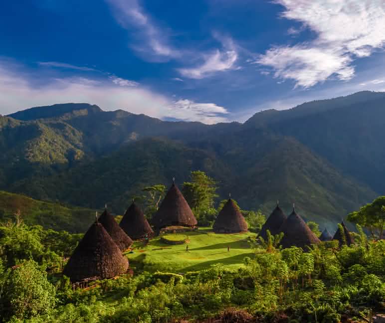 Rumah adat Manggarai berdiri harmonis dengan alam pegunungan Rumah Manggarai