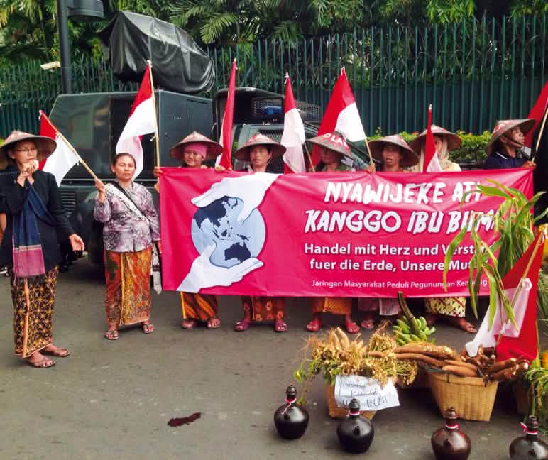 Demonstrasi masyarakat Samin di depan kedutaan Jerman di Indonesia 2016. Aksi protes di depan kedutanaan Jerman di Jakarta 2016