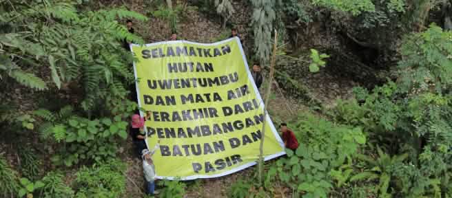 Spanduk "Selamatkan Hutan Uwentumbu...dari pertambangan pasir"
