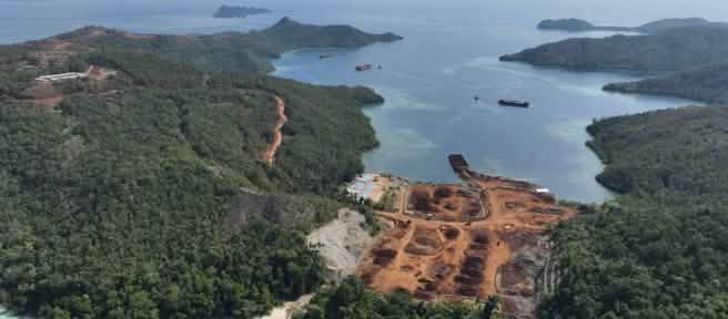 Pemandangan dari atas pertambangan nikel di sebuah pulau kecil