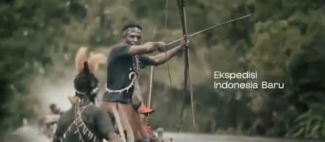 Warga asli Papua di perahu dengan busur dan anak panah