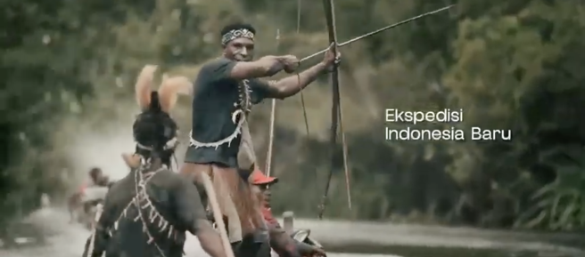 Warga asli Papua di perahu dengan busur dan anak panah