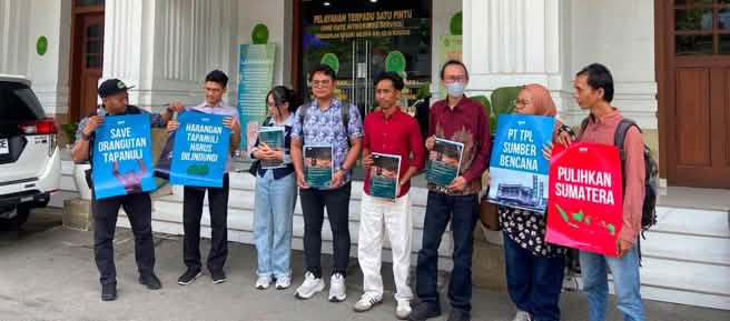 8 orang didepan gedung pengadilan
