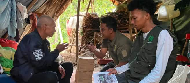 tiga laki-laki di tenda