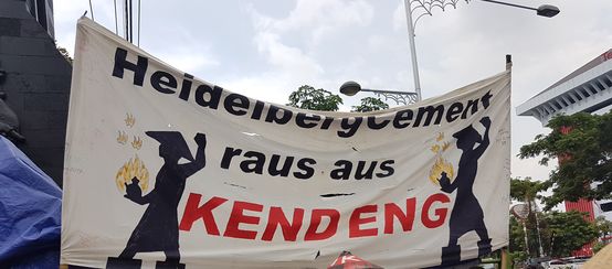 Penghargaan pelestari lingkungan: Penghargaan HAM Yap-Thiam-Hien bagi pelindung lingkungan di Indonesia (© Dewi Candraningrum) Dewi melawan HeidelbergCement