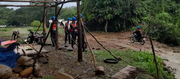 Sebuah barikade dibongkar