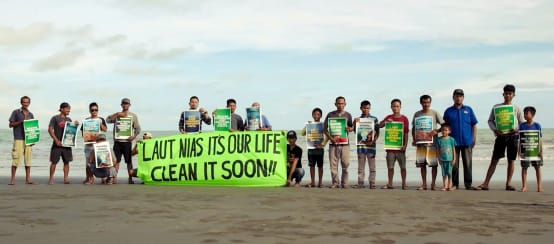 "Laut Nias adalah kehidupan kami!" (© WALHI Sumatra Utara) Aksi masyarakat pulau Nias