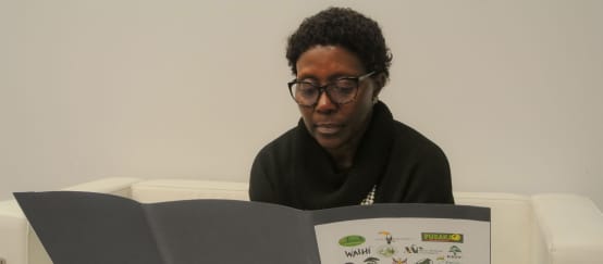 Sekretaris Eksekutif Konvensi Keanekaragaman Hayati Elizabeth Maruma Mrema (© Rettet den Regenwald / Mathias Rittgerott) Ibu Mrema membaca petisi 1263