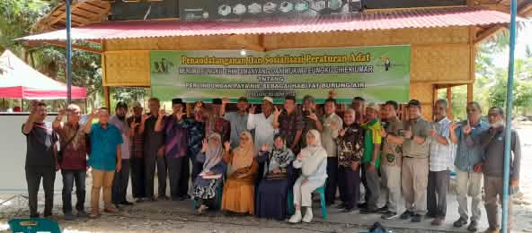 Foto bersama usai penandatangan aturan adat tentang perlindungan Paya Nie sebagai habitat konservasi burung air (© Yusmadi/ Aceh Wetland Foundation) Foto bersama usai penandatangan aturan adat tentang perlindungan Paya Nie sebagai habitat konservasi burung air.