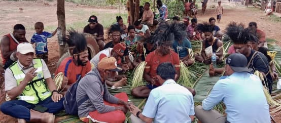 Kelompok masyarakat adat Marind, Kabupaten Merauke, bertindak melakukan ‘Palang Adat’ menjatuhkan sanksi hukum adat terhadap anak perusahaan Korindo, PT Dongin Prabhawa, yang beroperasi di pinggir Kali Digoel. (© Pusaka) kelompok masyarakat Marind dalam ritual adat