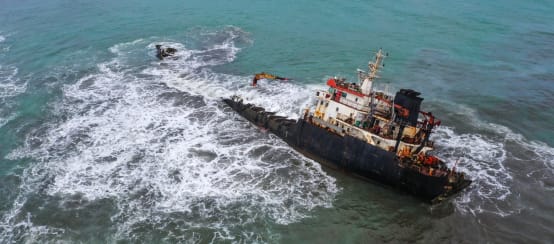 Aspal cair mencemari laut Nias Utara, merampas ekosistem laut serta ruang hidup masyarakat. (© WALHI Sumatra Utara) kapal AASHI