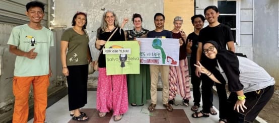 Perjalanan melintasi Sulawesi adalah perjalanan yang penuh racun (© WALHI Sulsel) 9 aktivis dengan spanduk "Salva la Selva" dan "Yes to Life, No to Mining"