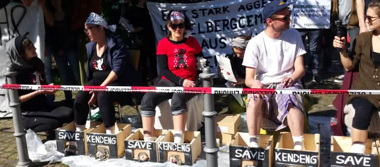 Protes di depan balai kongres Heidelberg: aktivis dengan kaki yang dicor semen Protes di depan balai kongres Heidelberg: aktivis mencor kaki mereka dengan semen