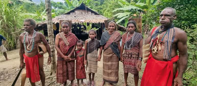 Dengan bangganya suku Moi Kelim mengenakan kain yang dinamakan Kain Timor. Kain ini adalah bagian budaya mereka yang sangat berharga Masyarakat adat Moi Kelim dengan kain Timor