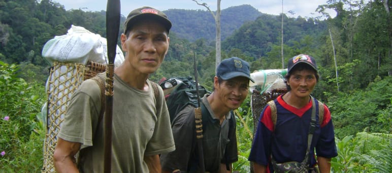 Masyarakat adat Penan hidup sebagai nomaden di dalam dan dari hutan tiga laki-laki di hutan Sarawak