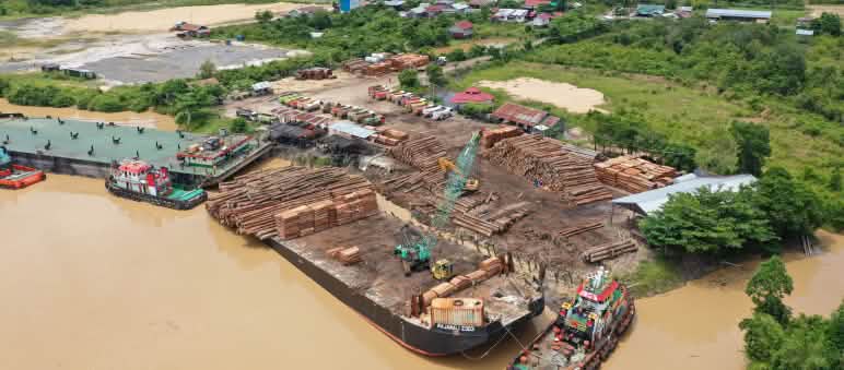 kapal menunggu pembongkaran log kayu