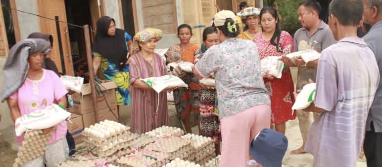 Perempuan Batak menerima bantuan pangan