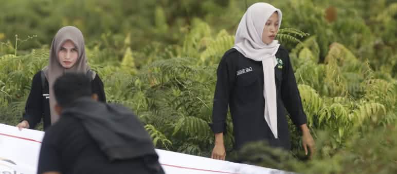 dua perempuan dan spanduk