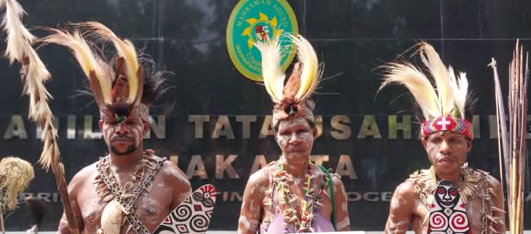 Masyarakat adat suku Awyu dari Boven Digoel memperjuangkan hak atas hutan dan melawan kerusakan oleh perusahaan sawit tiga masyarakat adat dengan pakaian tradisional