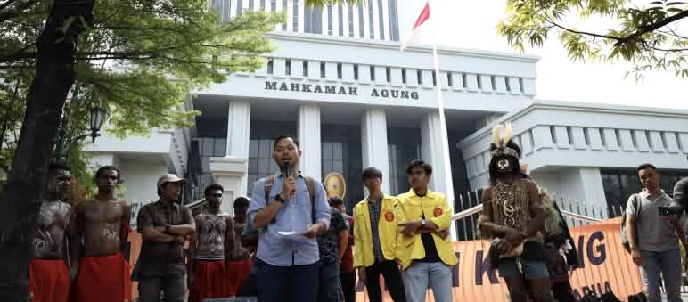beberapa orang aksi didepan Mahmakah Agung