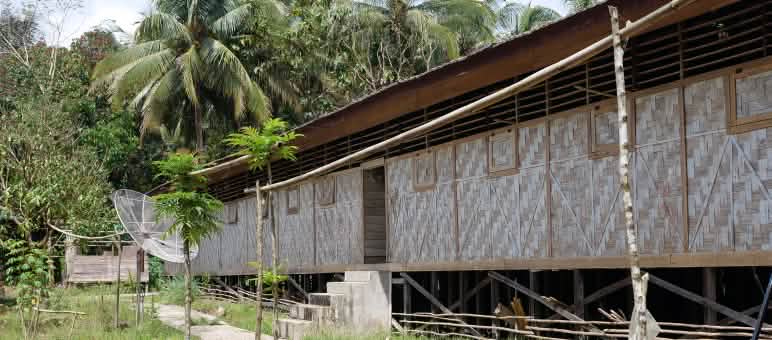 Balai Adat kampung Malaris, rumah adat Dayak