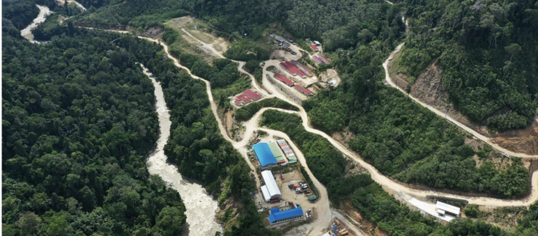 Pembangunan dalam hutan di samping sungai