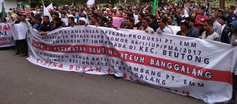 Aksi dengan spanduk "Hentikan tambangan"