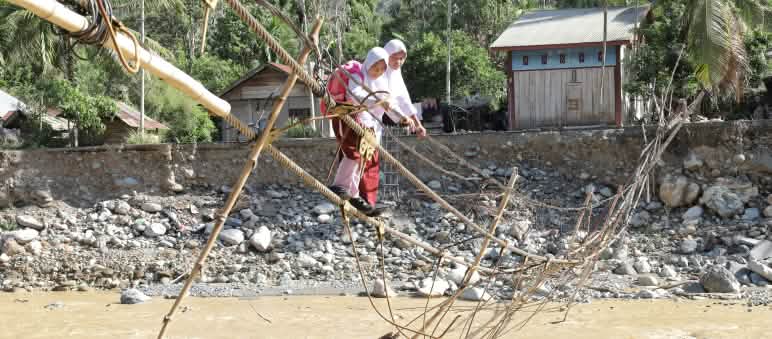 dua gadis diatas jembatan sederhana