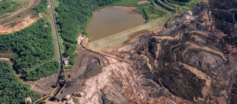 Bencana sosial dan lingkungan disebabkan oleh jebolnya bendungan dam perusahaan tambang Vale di Brumadinho (Minas Gerais, Brasil)