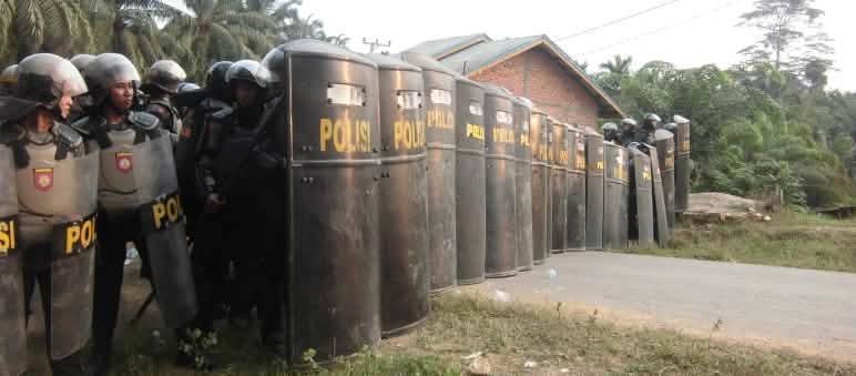 Siapa yang mengganggu ketenangan dan ketertiban di negara? Masyarakat adat atau kebun sawit? polisi melindungi sawit di Jambi