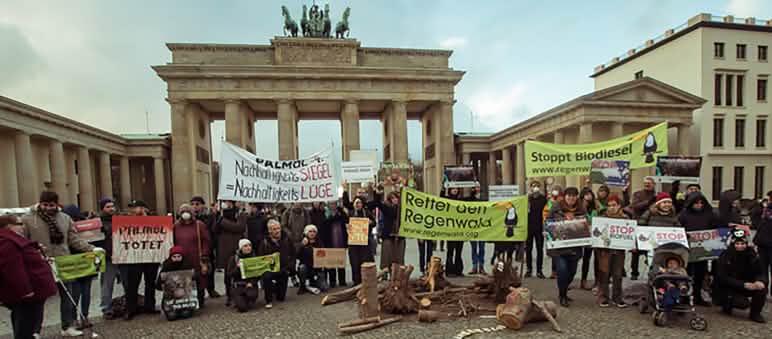 Aksi menolak lupa! menolak biodiesel! Berlin, didepan Brandenburger Tor (c) Selamatkan Hutan Hujan Aksi didepan Brandenburger Tor: Menolak lupa: biosprit menghancurkan hutan hujan