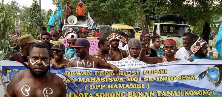 Melalui pengakuan hak masyarakat akan lebih kuat untuk menjaga hutan dan tanah adat. Masyarakat adat terasing di tanah sendiri