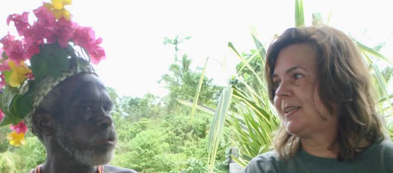 Marianne berbicara dengan masyarakat adat dengan pakaian tradisionalnya