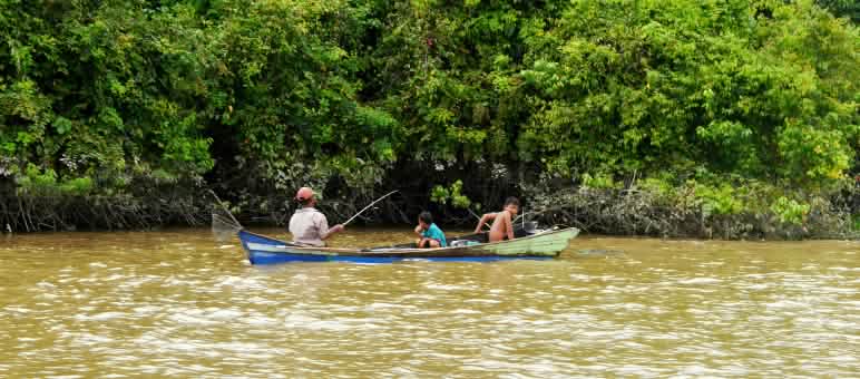 Nelayan dalam perahu di Kwala Serapuh