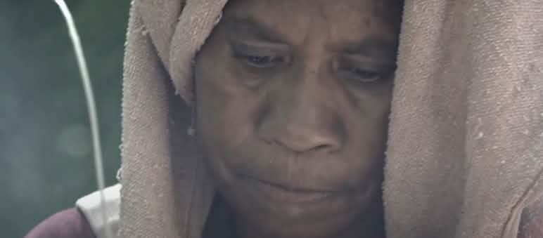 Wajah seorang ibu dalam foto close up