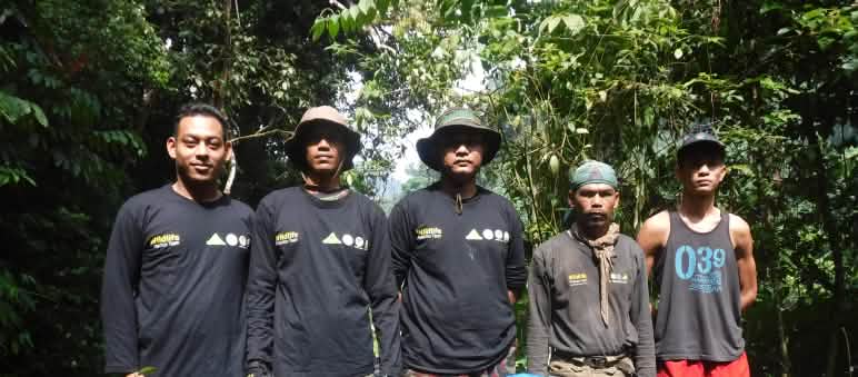 Lima anggota ranger dengan ransel biru