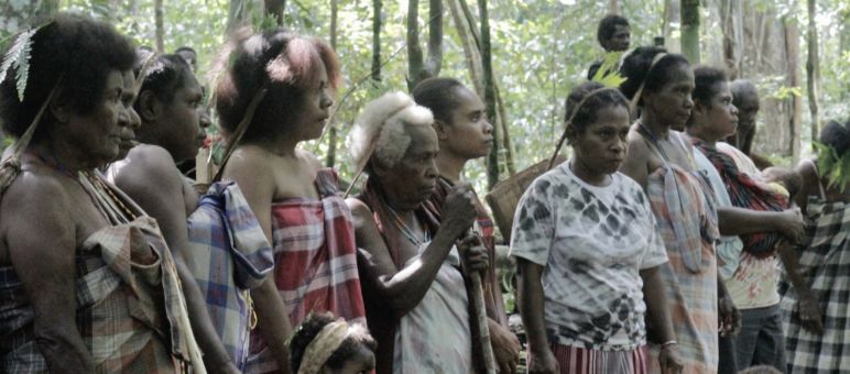 sekelompok perempuan di hutan