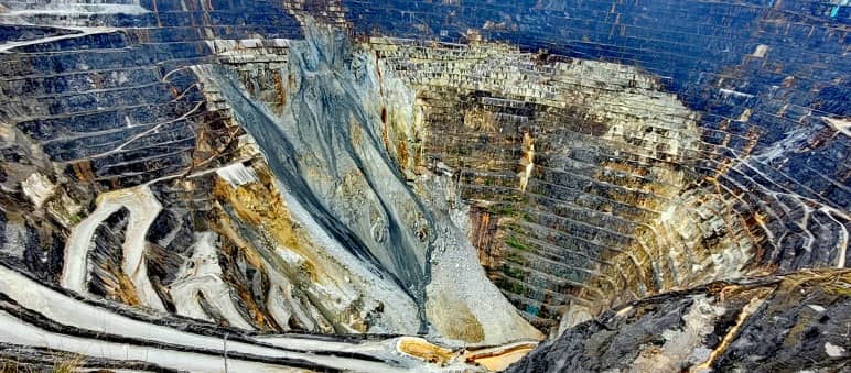 Luas yang gigantik: Pertambangan ini berdiameter sekitar dua kilometer dan berkedalaman 300 meter. Pemandangan dari kawah pertambangan terbuka