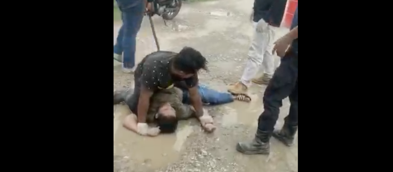 Kejadian dari video: dibelakang korban berdiri salah seorang pelaku dengan tongkat pukul Korban yang dipukuli oleh petugas perusahaan sawit di Sarawak