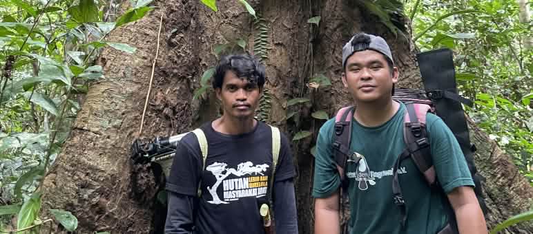 M Habibi (kiri) dan Jahrul (Save our Borneo) didepan pohon besar