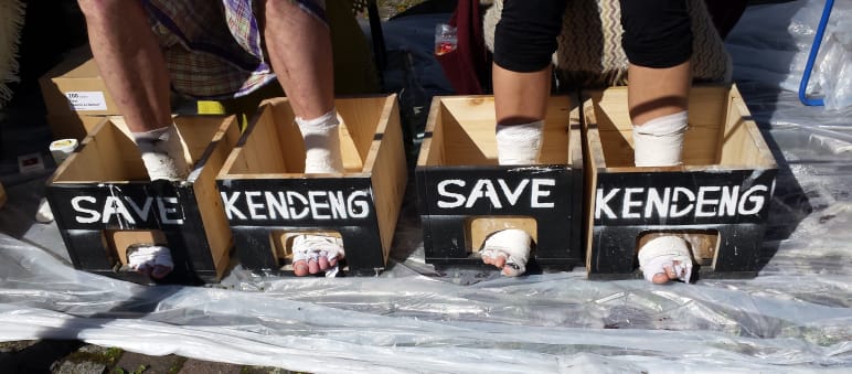Empat kaki dicor beton, dengan tulisan SAVE KENDENG