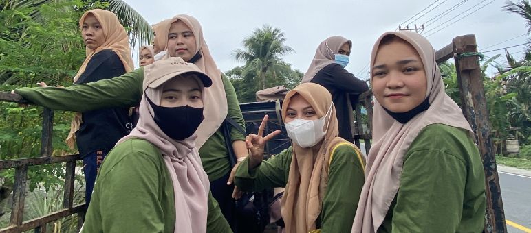 Koalisi perempuan sedang menuju wilayah pertambangan