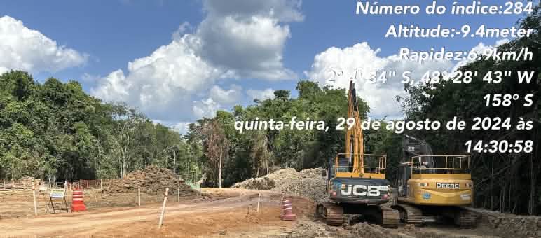 Tempat galian dengan dua eskavator di hutan hujan